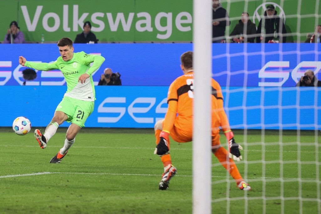 Joakim Mæhle kom på tavlen for Wolfsburg, men kort efter begik danskeren også straffespark, da Wolfsburg tabte til Stuttgart lørdag aften.