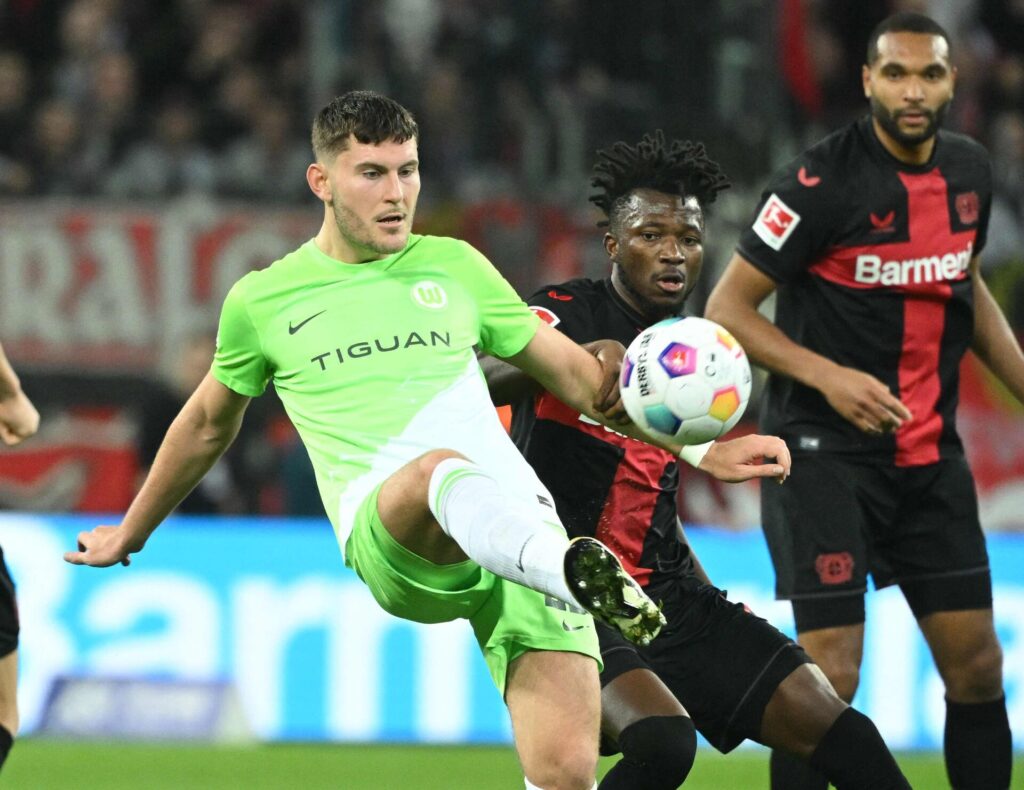 Jonas Wind med bolden for Wolfsburg mod Leverkusen
