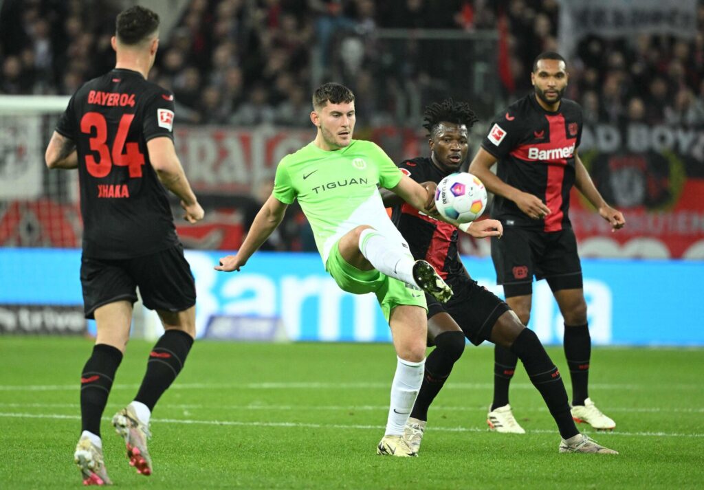 Jonas Wind blev pillet ud efter 30 minutters spil, da Bayer Leverkusen vandt 2-0 imod Wolfsburg søndag aften.