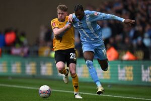 Wolves og Coventry-spiller duellerer om bolden i FA Cuppen.