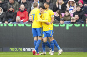 Yuito Suzuki jubler med Brøndby-spillerne efter sin scoring mod OB