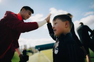 Niels Damgaard giver highfive til sine nye holdkammerater i FCK