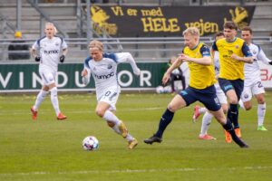 Vensdsyssel-spiller i duel med Hobro-spiller.