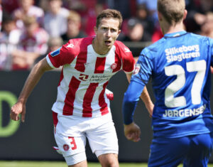 AaB's Jakob Ahlmann i superligakampen mellem AaB og Silkeborg IF på Aalborg Portland Park, lørdag den 3. juni 2023