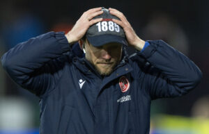 RAsmus Würtz tager sig til hovedet for AaB