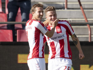AaBs Frederik Børsting har scoret til 1-0 og jubler med Jakob Ahlmann i 3F Superligakampen AaB mod AGF på Aalborg Portland Park, torsdag den 9. juli 2020.