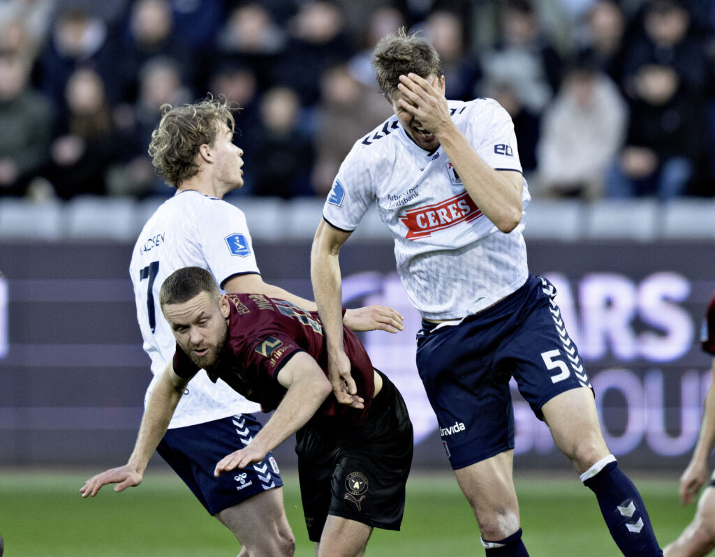 AGF's Frederik Tingager tager sig til hovedet i kampen mod FC Midtjylland.