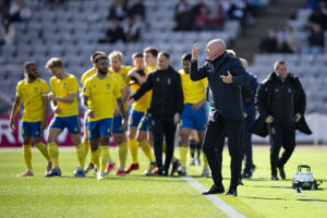 Uwe Rösler på sidelinjen for AGF imod Brøndby.