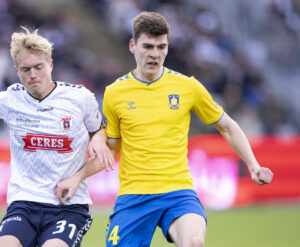 Jacob Rasmussen i kamp for Brøndby i en duel mod en AGF-spiller