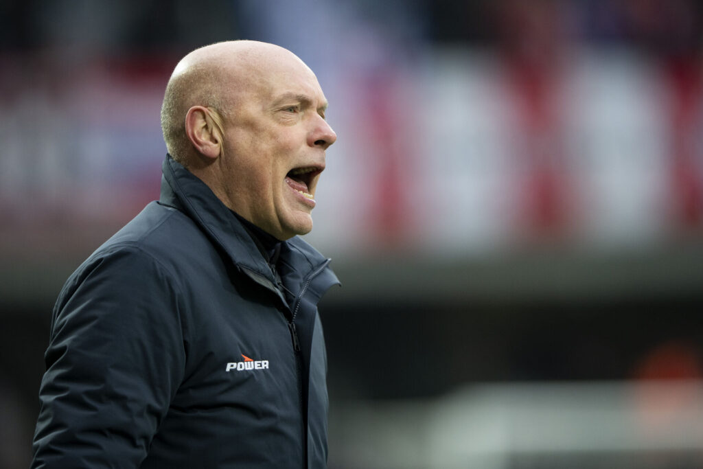 AGF's cheftræner, Uwe Rösler, under kampen med Silkeborg i Superligaen.