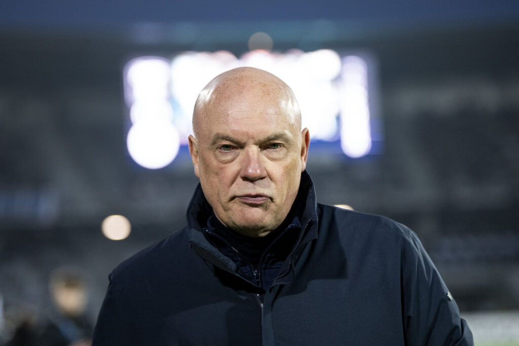 AGF-cheftræner Uwe Rösler ser bekymret ud.