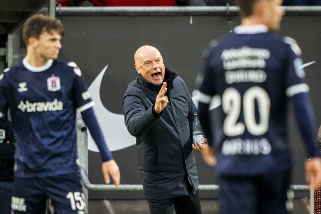 Uwe Rösler skælder sin AGF-trup ud i kampen mod FC Nordsjælland.