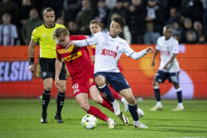 Mikael Anderson i kamp med Conrad Harder i kampen mellem AGF og FC Nordsjælland i Århus torsdag den 11. april 2024.