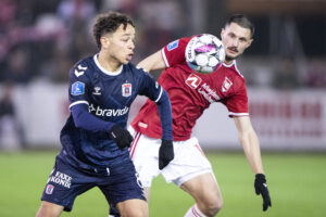 Mikael Anderson i kamp for AGF mod Vejle Boldklub.
