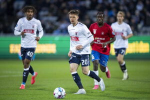 Mikkel Duelund i aktion for AGF på Ceres Park mod Hvidovre IF.