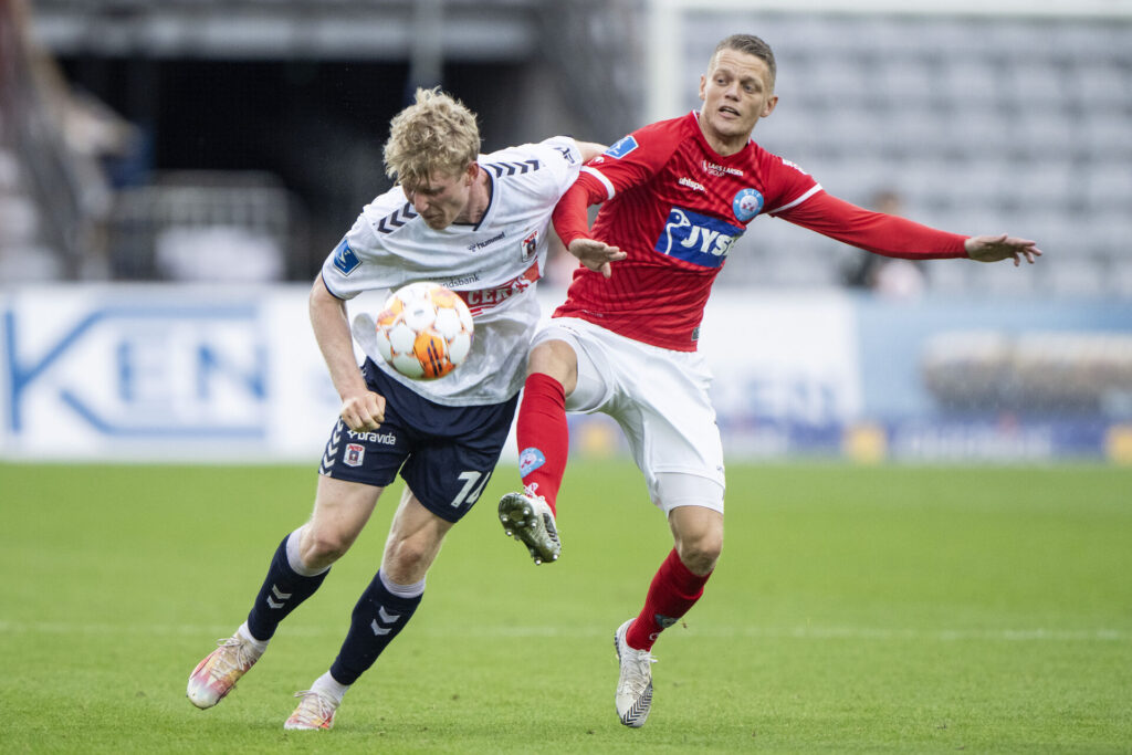Silkeborg IF's Kasper Kusk i duel med AGF's Tobias Mølgaard.