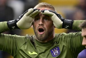 Kasper Schmeichel tager sig til hovedet i kamp for Anderlecht
