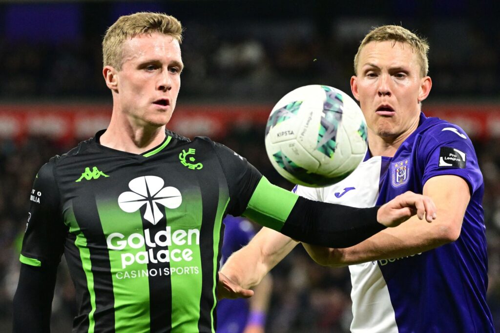 Anderlechts Ludwig Augustinsson i duel med Cercle Brugge-spiller.