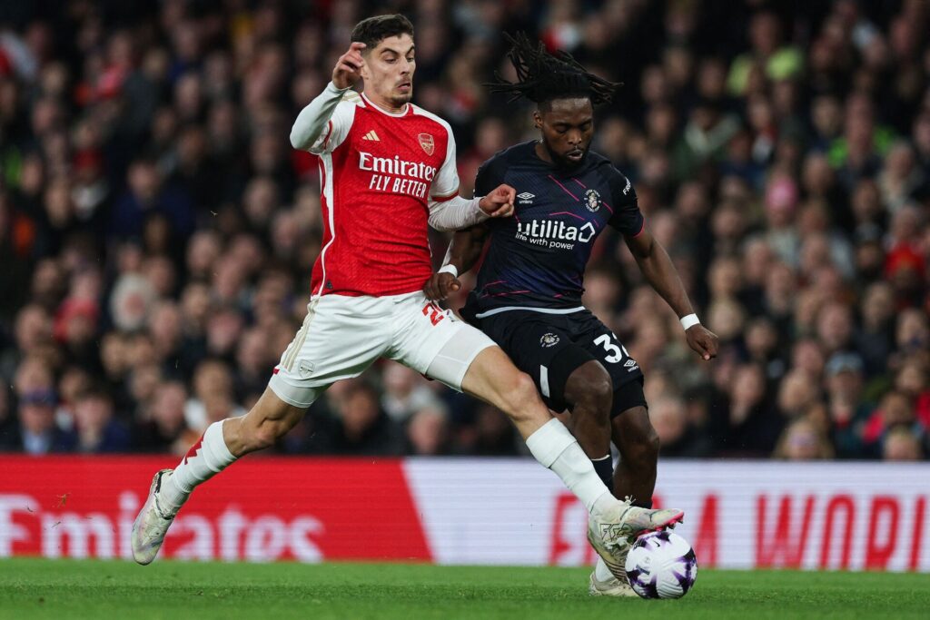 Kai Havertz er i duel om bolden på Emirates, da Arsenal sejrer over Luton i Premier League.