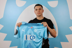 Amran Taranis holder oppe FC Roskildes trøje