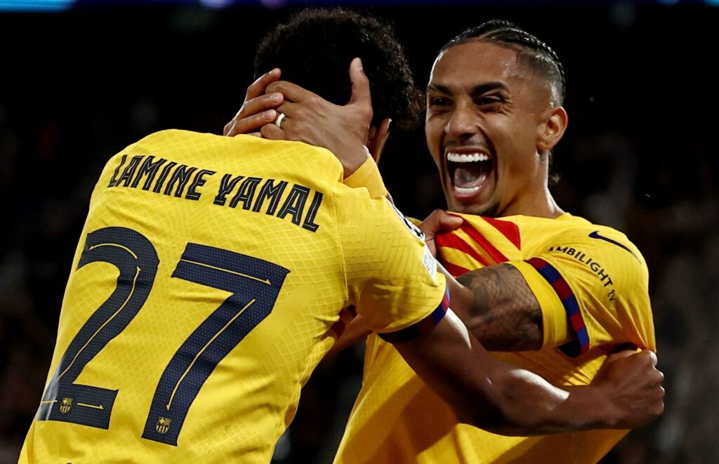 FC Barcelonas Raphinha jubler sammen med Lamine Yamal efter sin scoring mod Paris Saint Germain i Champions League.