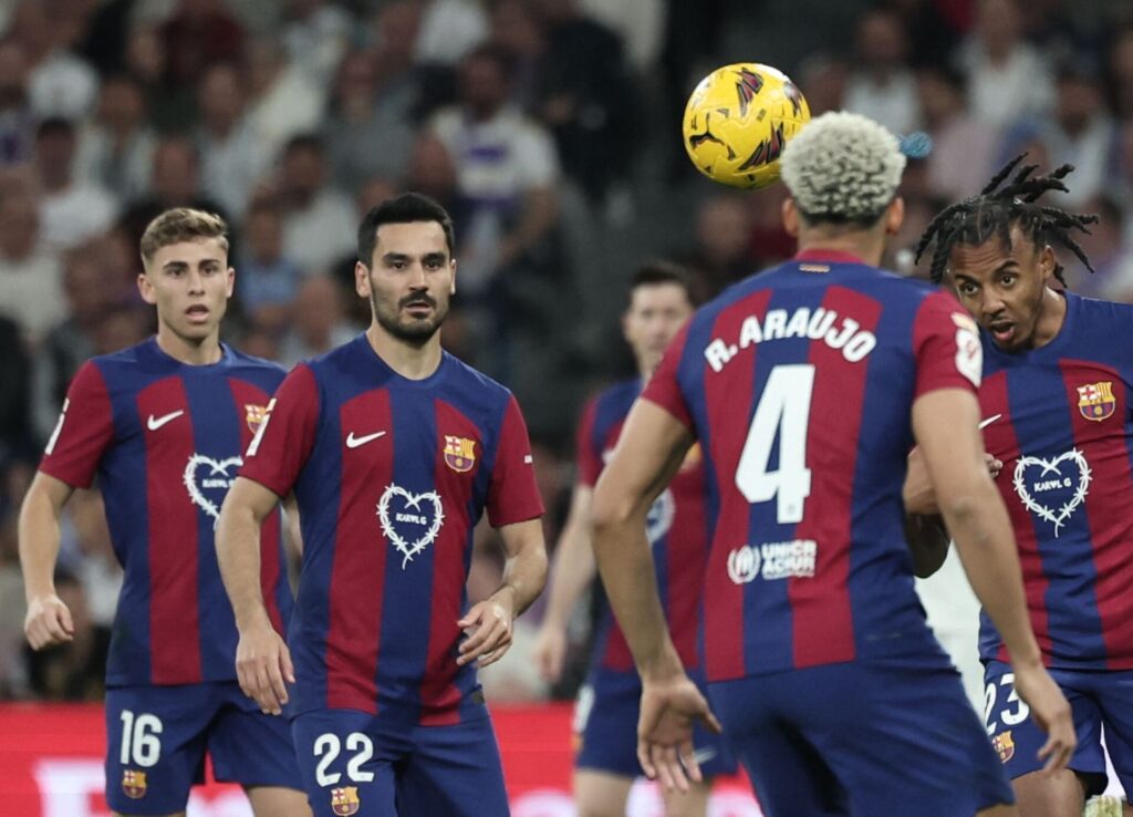 Fermin Lopez, Ilkay Gündogan, Ronald Araujo og Joules Kounde under FC Barcelonas El Classico-opgør mod Real Madrid den 21. april i LaLiga på Santiago Bernabeu.
