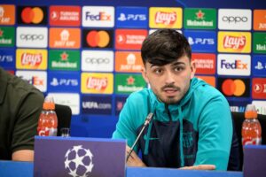 FC Barcelonas Pedri på et pressemøde inden Champions League-kvartfinalen mod Paris Saint Germain.