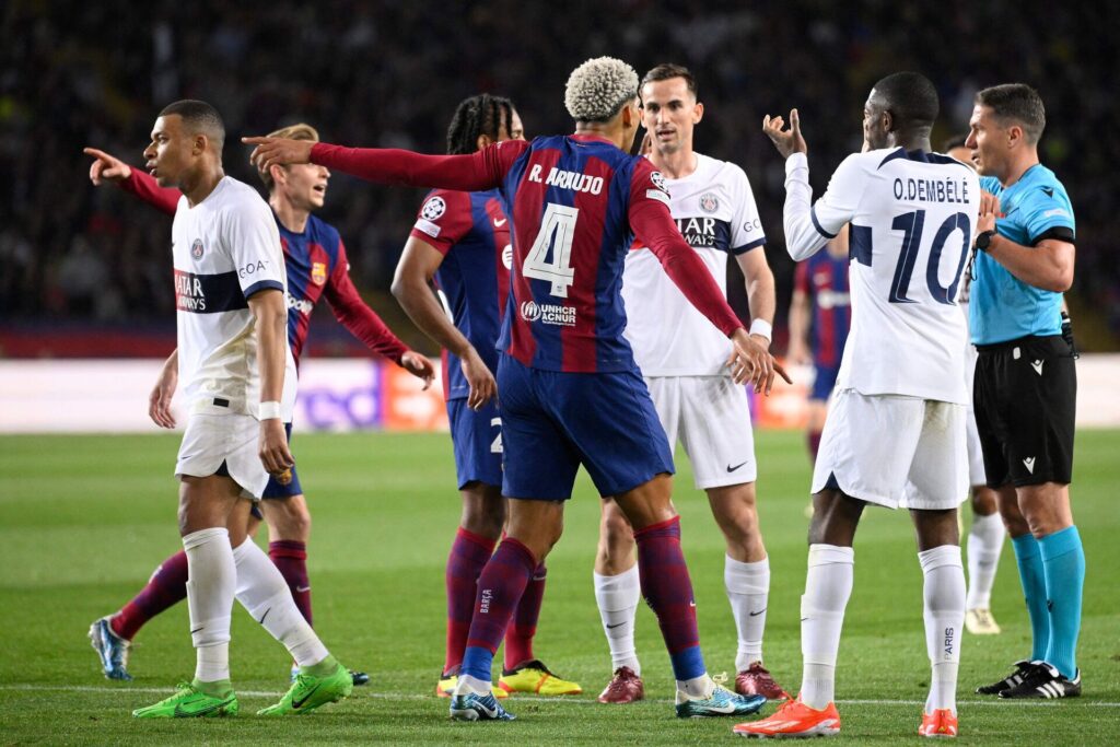 Ronald Araujo modtager sit røde kort i Champions League-kvartfinalen imellem FC Barcelona og PSG.