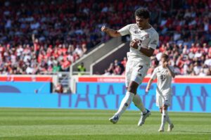 Serge Gnabry jubler over en Bayern München-scoring i Bundesligaen