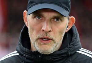 Thomas Tuchel iført kasket og Bayern-jakke
