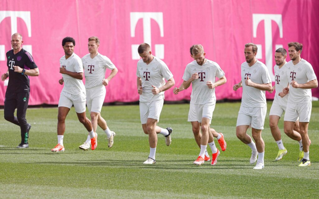 Bayern Münchens spillere i færd med at varme op inden træning.