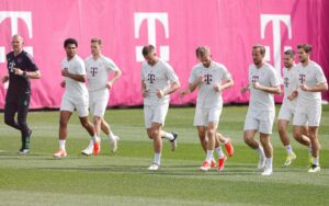 Bayern Münchens spillere i færd med at varme op inden træning.