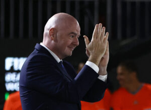 Gianni Infantino klapper ud til folket