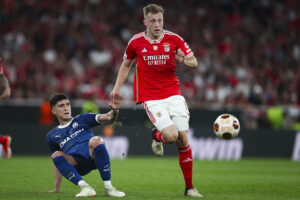 Casper Tengstedt dribler løs for Benfica, da Marseille var på besøg.