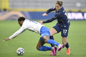 Jens Stryger Larsen kæmper om bolden