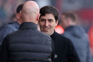 Andoni Iraola og Erik ten Hag hilser på hinanden inden kampen mellem Manchester United og Bournemouth.