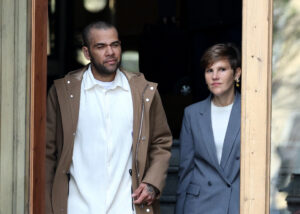 Dani Alves forlader retsbygning i forbindelse med sag om voldtægt