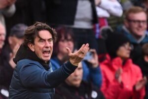 Thomas Frank på sidelinjen for Brentford under Premier League-kampen imod Aston Villa.