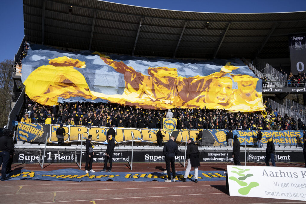 Brøndbys fans på Ceres Park under superligakampen mod AGF.