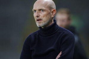 Jesper Sørensen på sidelinjen under kampen mellem Brøndby IF og Silkeborg IF.