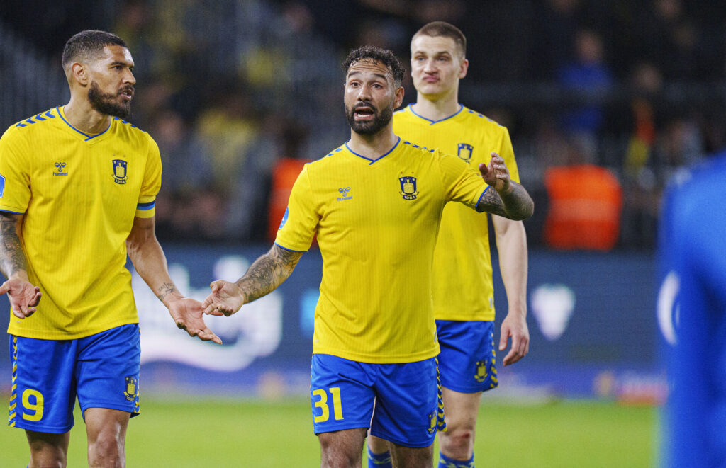 Brøndby IF's Ohi Omoijuanfo, Sean Klaiber og Rasmus Lauritsen i kampen mod Silkeborg IF i Superligaen.