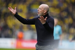 Jesper Sørensen i færd med at brokke sig under kampen mellem Brøndby og FC Midtjylland.