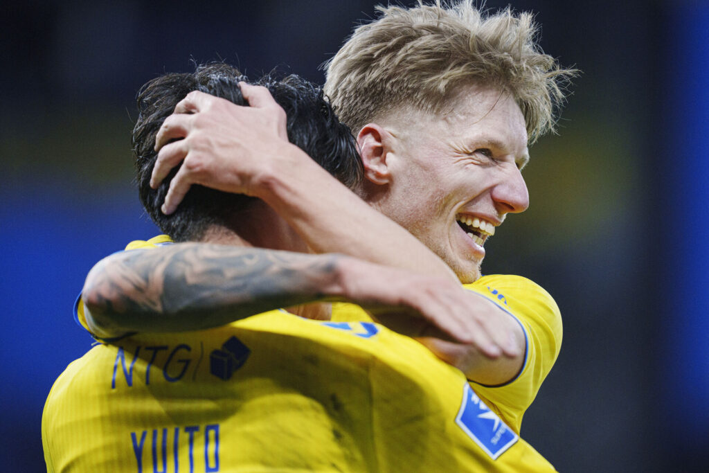Brøndbys Daniel Wass og Yuito Suzuki fejrer scoring mod Silkeborg i Superligaen.