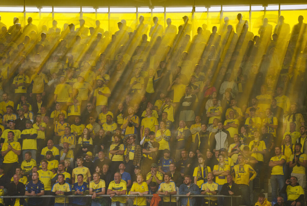 Brøndbys fans mens solen falder ned i matchende farver.