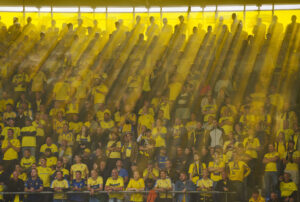 Brøndbys fans mens solen falder ned i matchende farver.