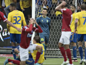 Brøndbys målmand Thomas Mikkelsen efter redning i 3F Superligakampen mellem Silkeborg IF og Brøndby IF på Jysk Park i Silkeborg, søndag den 23. juli 2023.