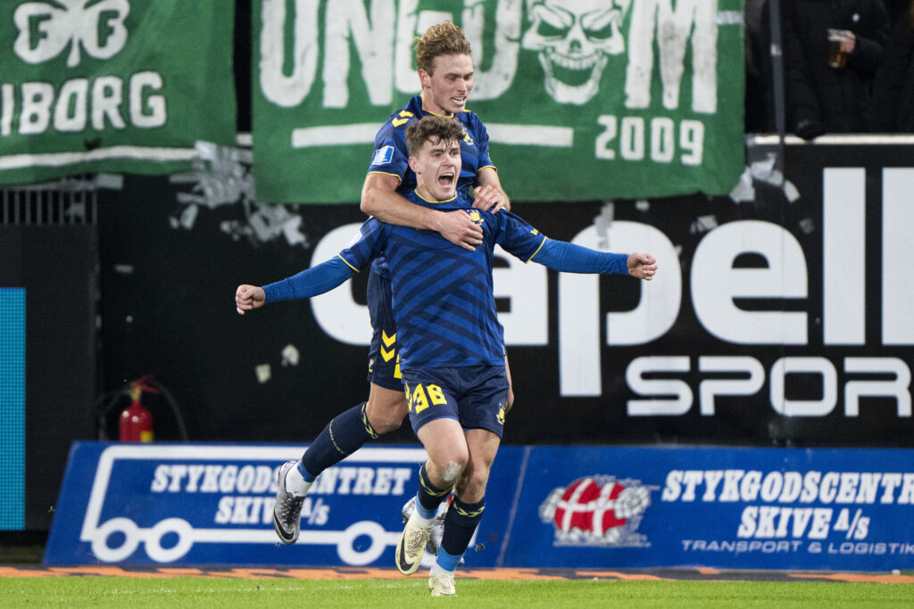 Brøndbys Mathias Kvistgaarden og Sebastian Sebulonsen under Superligakampen mod Viborg FF.