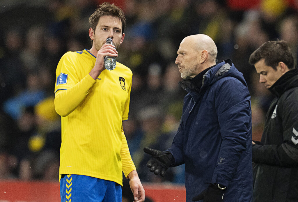 Brøndbys Nicolai Vallys og cheftræner Jesper Sørensen i aktion under superligakampen mellem Brøndby IF og Hvidovre IF på Brøndby Stadion i Brøndby søndag den 3. december 2023.