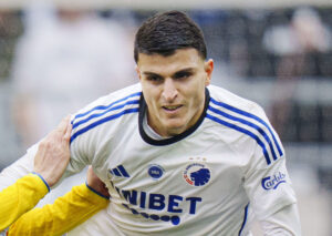 Brøndbys Yuito Suzuki og FCKs Mohamed Elyounoussi efter superligakampen mellem FC København og Brøndby IF i Parken mandag den 1. april.