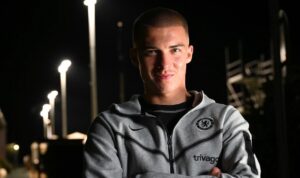 Chelsea Alfie Gilchrist kigger ind i kameraet med korslagte arme.